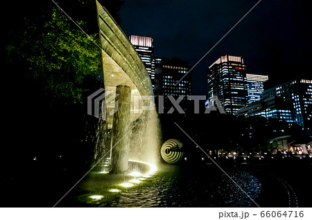 和田倉噴水公園と丸の内ビル群夜景 66064716