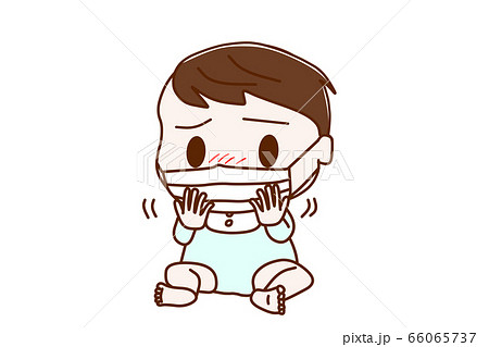 予防のためのマスクを嫌がるお座りの男の子の赤ちゃん 66065737