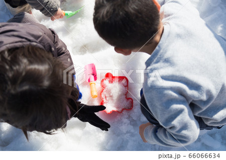 雪遊び 66066634