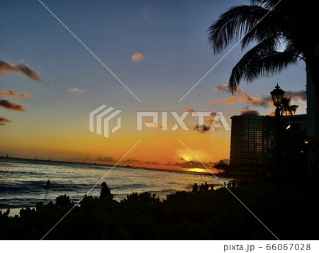 夕焼けと海 66067028