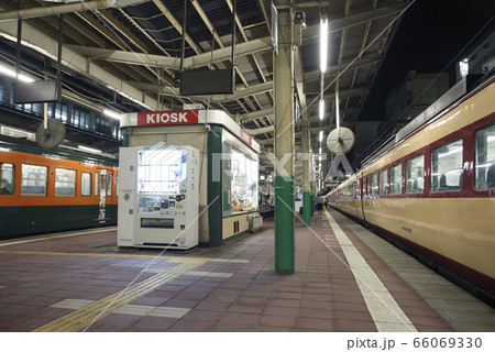 新潟駅地平ホームで並ぶ国鉄色の国鉄車両（2013年6月）の写真素材