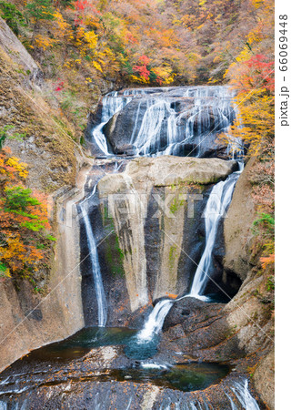 袋田の滝と紅葉風景 秋 （茨城県久慈郡大子町） 2019年11月撮影 66069448