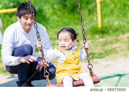 幼児と家族 公園で遊ぶかわいい女の子の写真素材