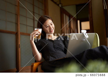 オンライン飲み会　イメージ 66073888