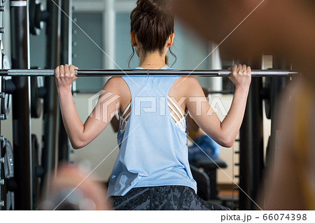 若い女性、筋トレ、スポーツジム 66074398