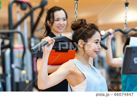 若い女性、トレーナー、スポーツジム 66074847