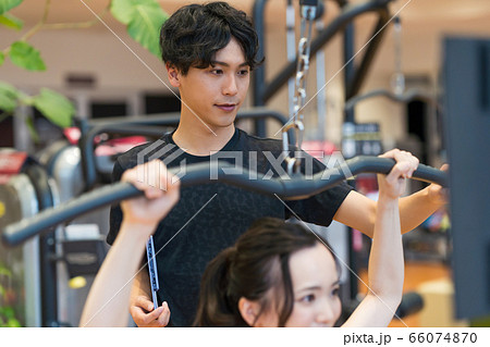 若い男性 トレーナー スポーツジムの写真素材