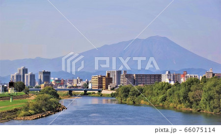 盛岡風景　北上川と岩手山 66075114