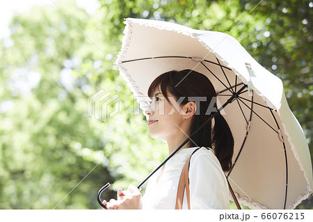 日傘をさす若い女性 日傘をさす若い女性 66076215