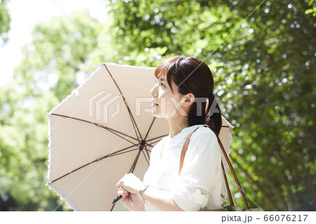 日傘をさす若い女性 日傘をさす若い女性 66076217