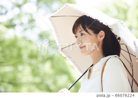 日傘をさす若い女性 日傘をさす若い女性 66076224