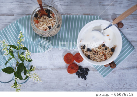 Granola with fruit and yogurt 66076518