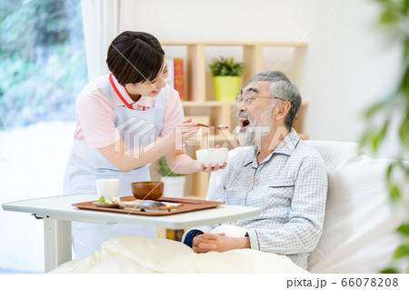 介護イメージ　食事  シニア　デイケア　介護福祉士　老人ホーム 66078208