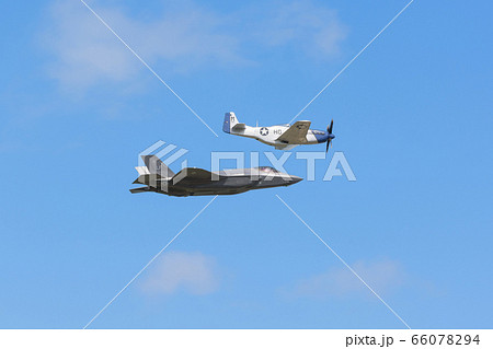 アメリカ空軍　F-35A　P-51D　編隊飛行 66078294