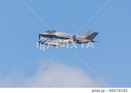 アメリカ空軍 F-35A P-51D 編隊飛行 アメリカ空軍 F-35A P-51D 編隊飛行 66078295