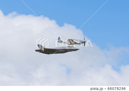 アメリカ空軍　F-35A　P-51D　編隊飛行 66078296