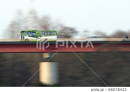 荒川・秋ヶ瀬橋を渡る国際興業バス（志01） 66078422