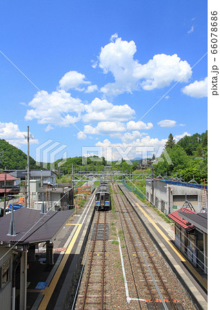 JR大糸線　初夏の簗場駅 66078686