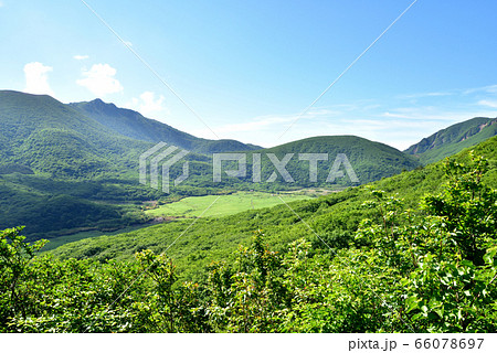くじゅう坊ガツル湿原 雨ヶ池越えから望む坊ガツル 阿蘇くじゅう国立公園 法華院温泉 くじゅう坊ガツル湿原 雨ヶ池越えから望む坊ガツル 阿蘇くじゅう国立公園 法華院温泉 66078697