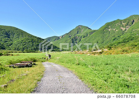 くじゅう坊ガツル湿原　坊ガツル　正面は天狗ヶ城1780ｍ　阿蘇くじゅう国立公園　法華院温泉 66078708