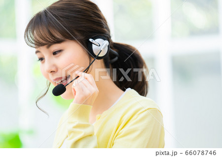 テレワーク　通信教育 パソコンを操作する若い女性   女の子  ライフスタイル 女性ポートレート 66078746