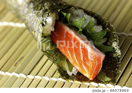 サーモンの手巻きずし 66078969