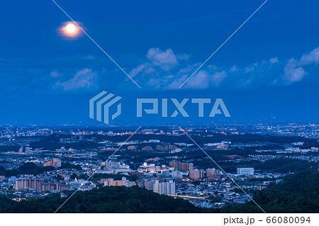 《東京都》多摩地域・月の出の東京郊外夜景 66080094