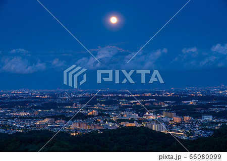 《東京都》多摩地域・月の出の東京郊外夜景 66080099