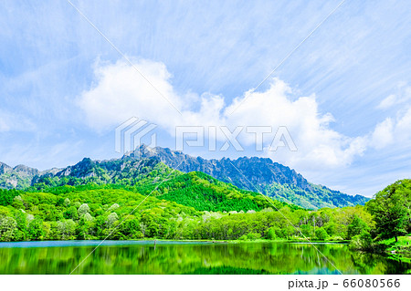 鏡池から望む新緑の戸隠山 66080566