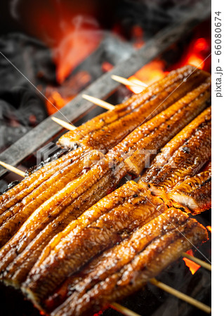 うなぎを焼く うなぎを焼く 66080674