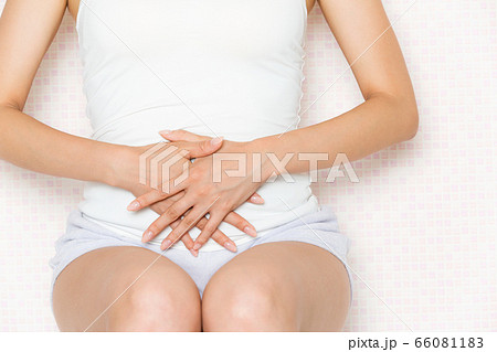 お腹をおさえる女性. 66081183