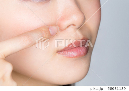 小鼻のスキンケア. 66081189