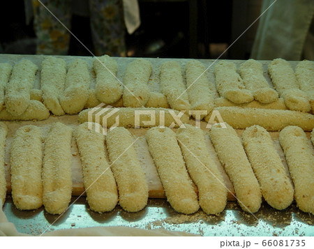 揚げる前の揚げパン（基隆夜市(廟口小吃)／台湾･基隆市） 66081735