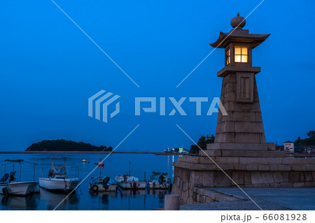 《広島県》常夜灯・鞆の浦の静かな夜明け 66081928