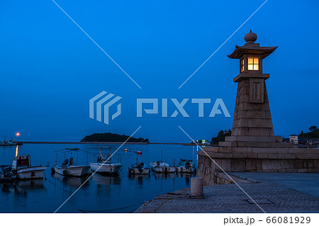 《広島県》常夜灯・鞆の浦の静かな夜明け 66081929