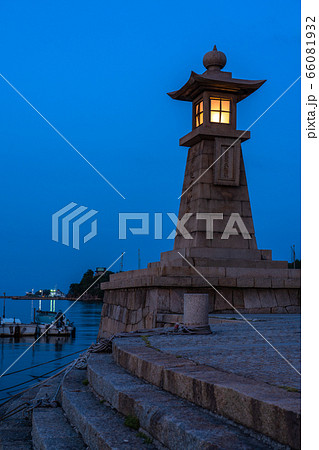 《広島県》常夜灯・鞆の浦の静かな夜明け 66081932