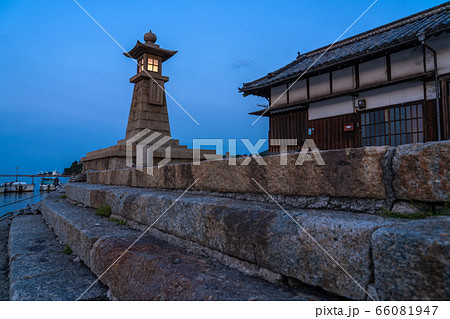 《広島県》常夜灯・鞆の浦の静かな夜明け 66081947