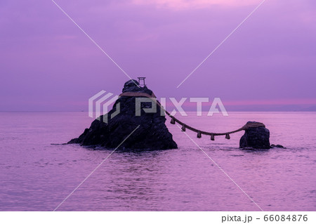 三重県　夜明け前の二見ヶ浦　夫婦岩 66084876
