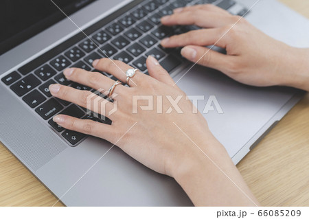 パソコンをする女性 66085209