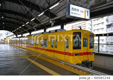 東武鉄道大師線 8000系イエロー色 大師前駅ホーム 東武鉄道大師線 8000系イエロー色 大師前駅ホーム 66085248