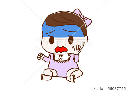 青ざめるお座りの女の子の赤ちゃん 66087766