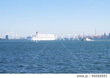 名古屋港に入港する船の景色 名古屋港に入港する船の景色 66088985