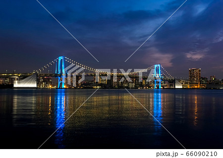 レインボーブリッジの夜景 ブルーライトアップ 豊洲ぐるりパークから 66090210