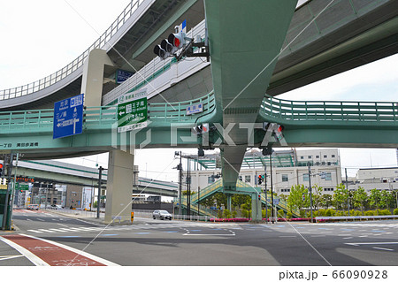 溝田橋交差点の歩道橋 東京都北区王子にて 溝田橋交差点の歩道橋 東京都北区王子にて 66090928