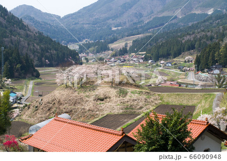 広島県北の春の里山の景色 66090948