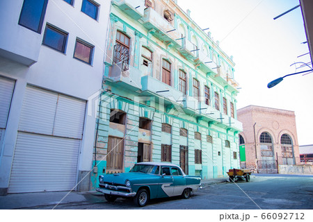 キューバ ハバナの町並み 路上駐車中のクラシックカー キューバ ハバナの町並み 路上駐車中のクラシックカー 66092712