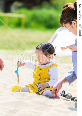 子供と家族 公園で砂遊び 66094149