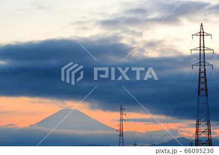 富士山上空を覆う雲 66095230