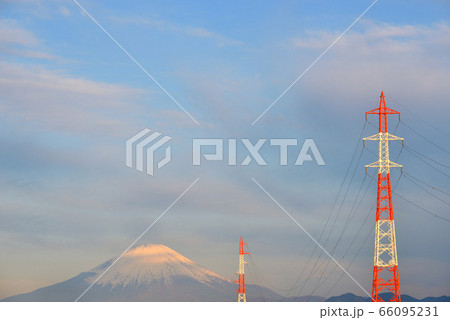 富士山上空を覆う雲 66095231