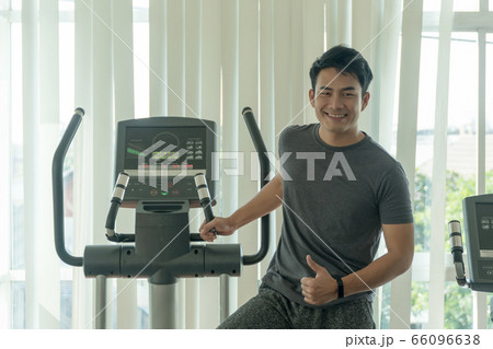 Trainer handsome young man standing in fitness 66096638